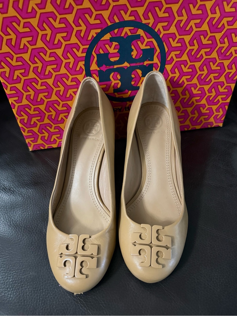 Tory Burch Blond Leather Wedge Pumps with Logo Medallion - Picture 4 of 8